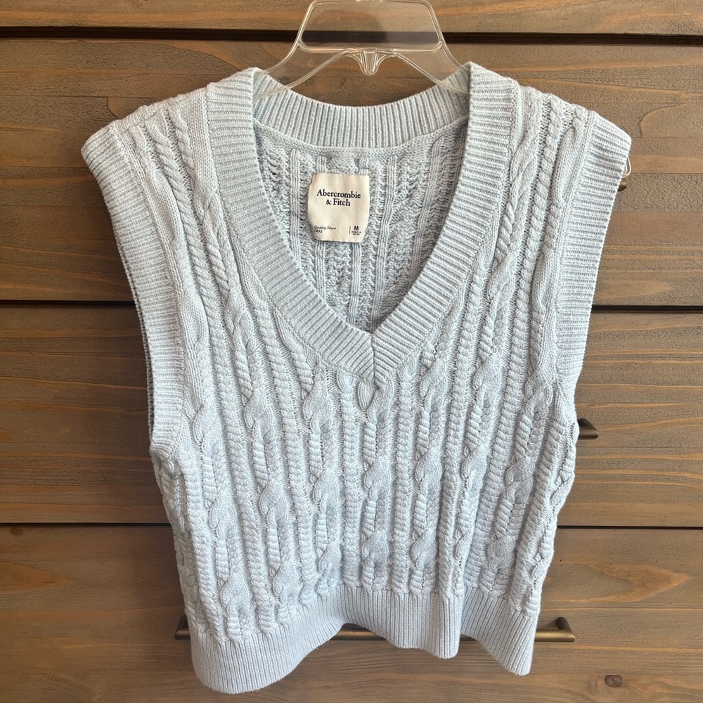 Abercrombie & Fitch Cropped V-Neck Sweater Vest